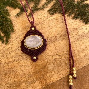 Alternative view of Collar ÚNICA, en macramé y piedra luna