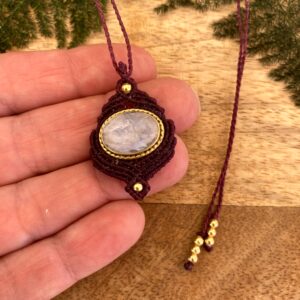 Collar ÚNICA, en macramé y piedra luna