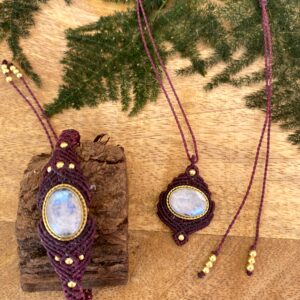 Conjunto de collar y pulsera ÚNICA, en macramé con piedra luna