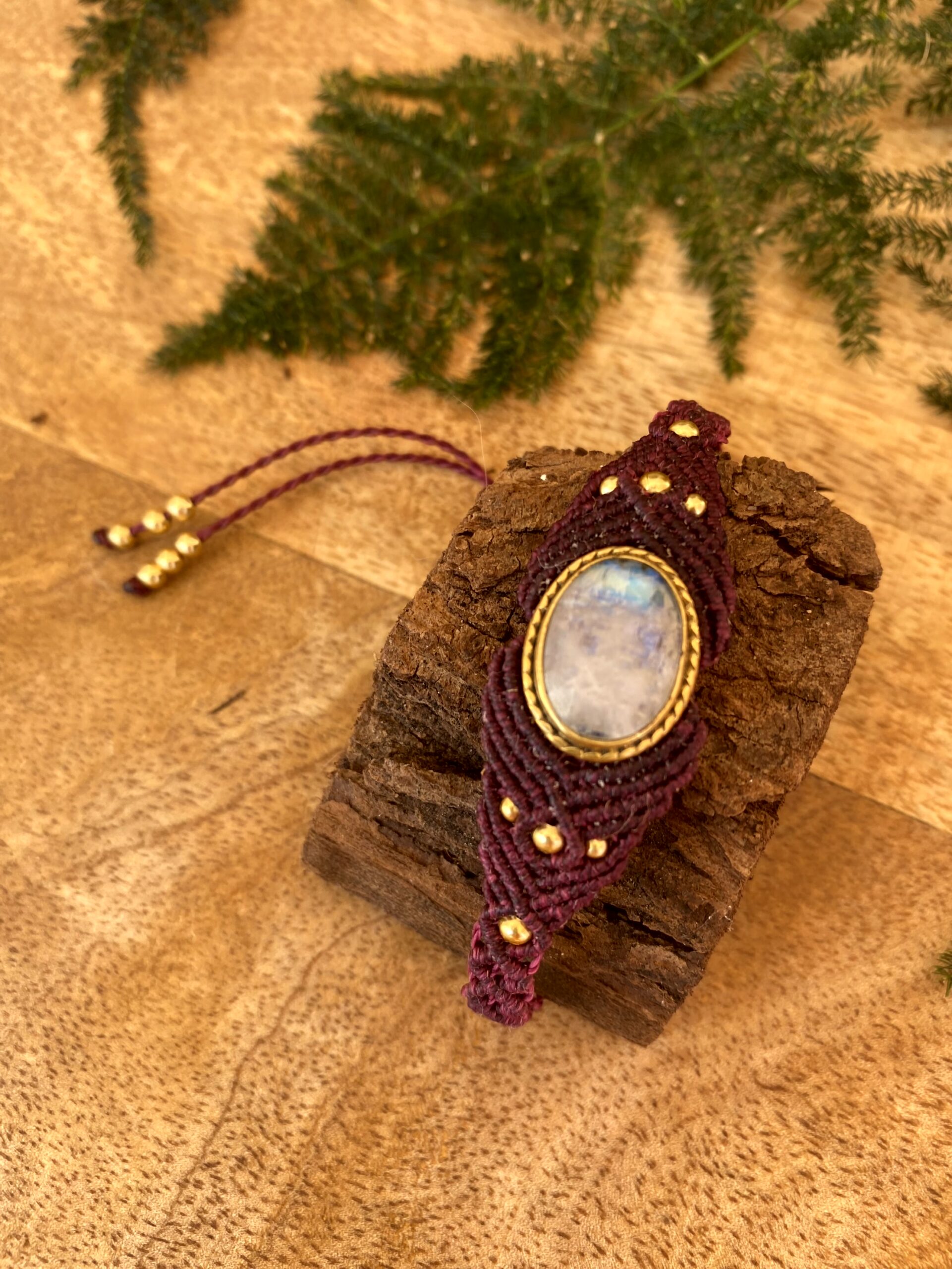 Pulsera ÚNICA, en macramé y piedra luna