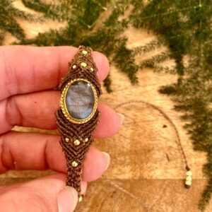 Alternative view of Pulsera ÚNICA, en macramé con labradorita