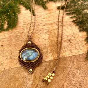 Collar ÚNICA, en macramé con labradorita