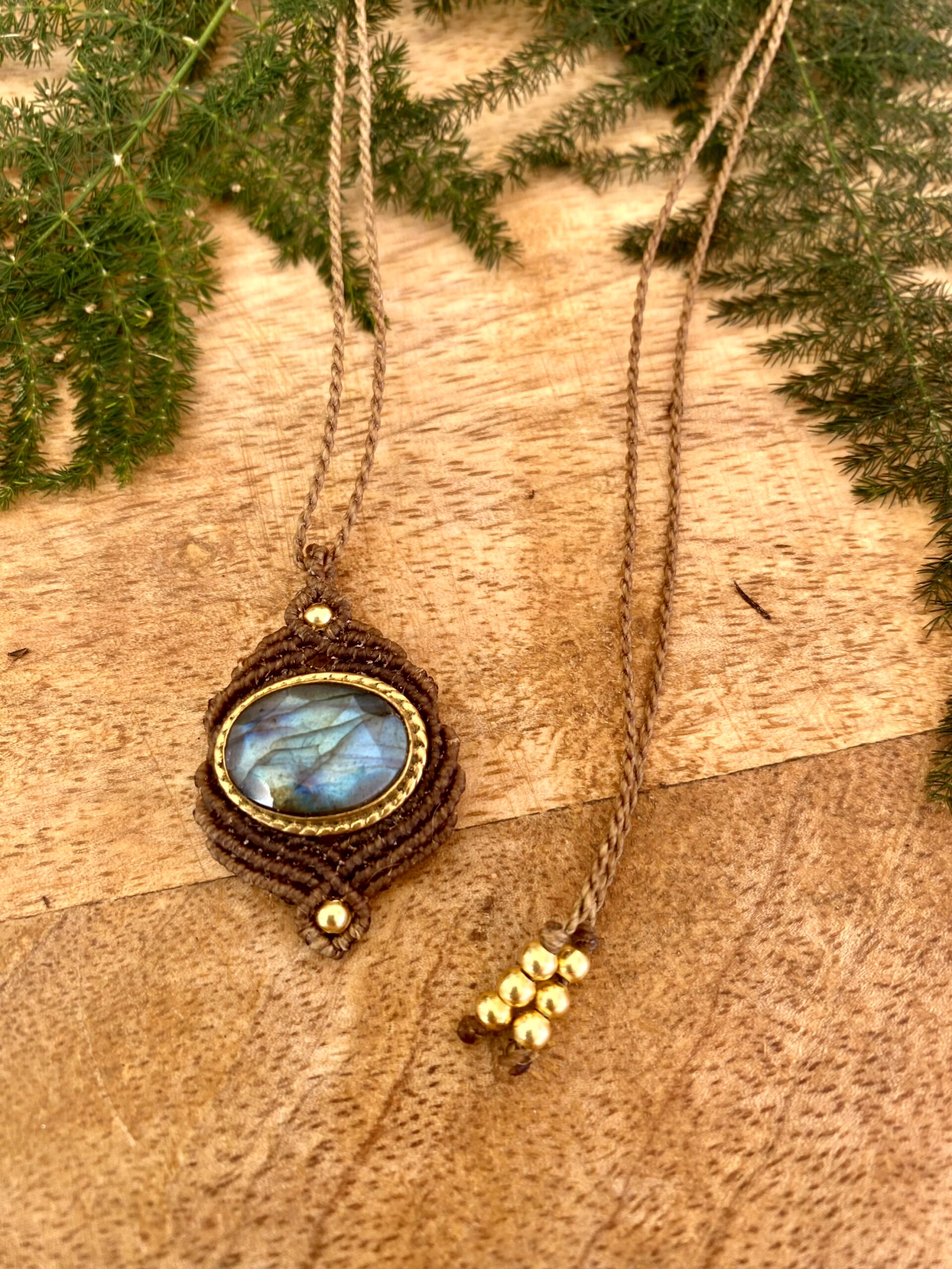 Collar ÚNICA, en macramé con labradorita