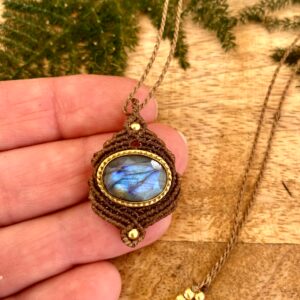 Conjunto de collar y pulsera ÚNICA, en macramé con labradorita