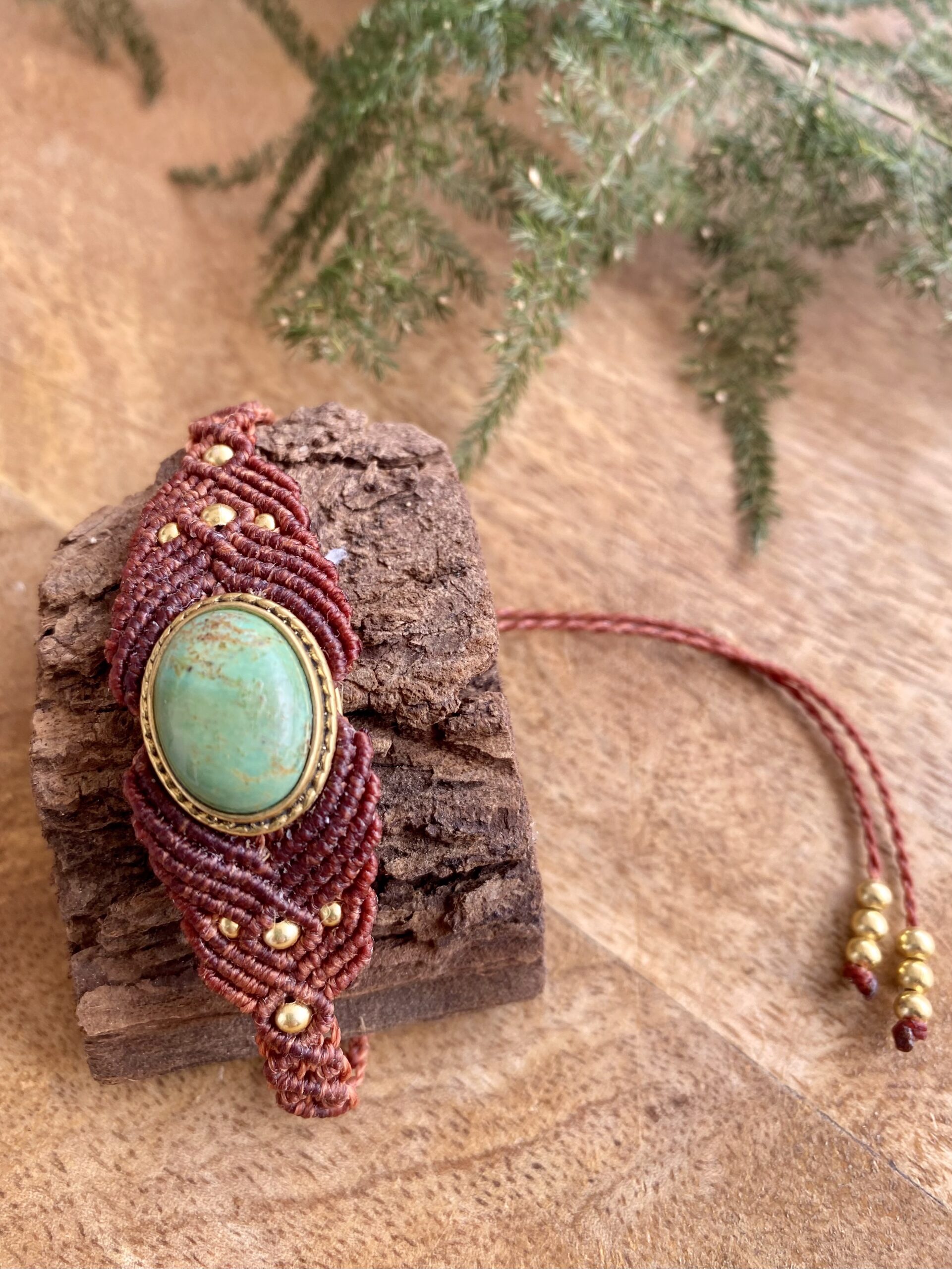 Pulsera ÚNICA, en macramé con turquesa