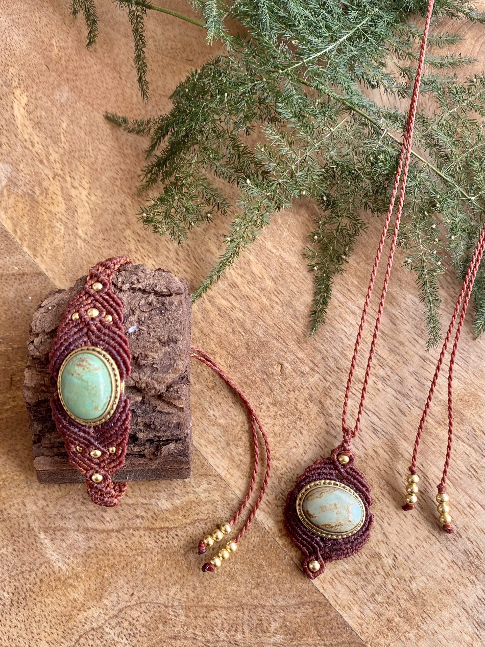 Conjunto de collar y pulsera ÚNICA, en macramé con turquesa